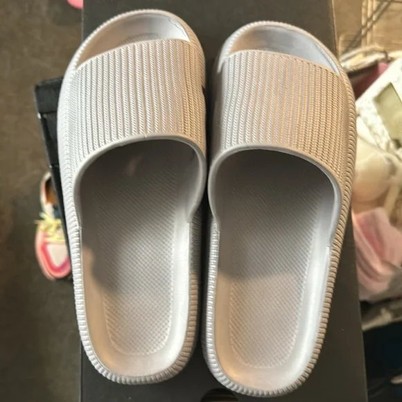 Women’s Slides - Picture 4 of 4